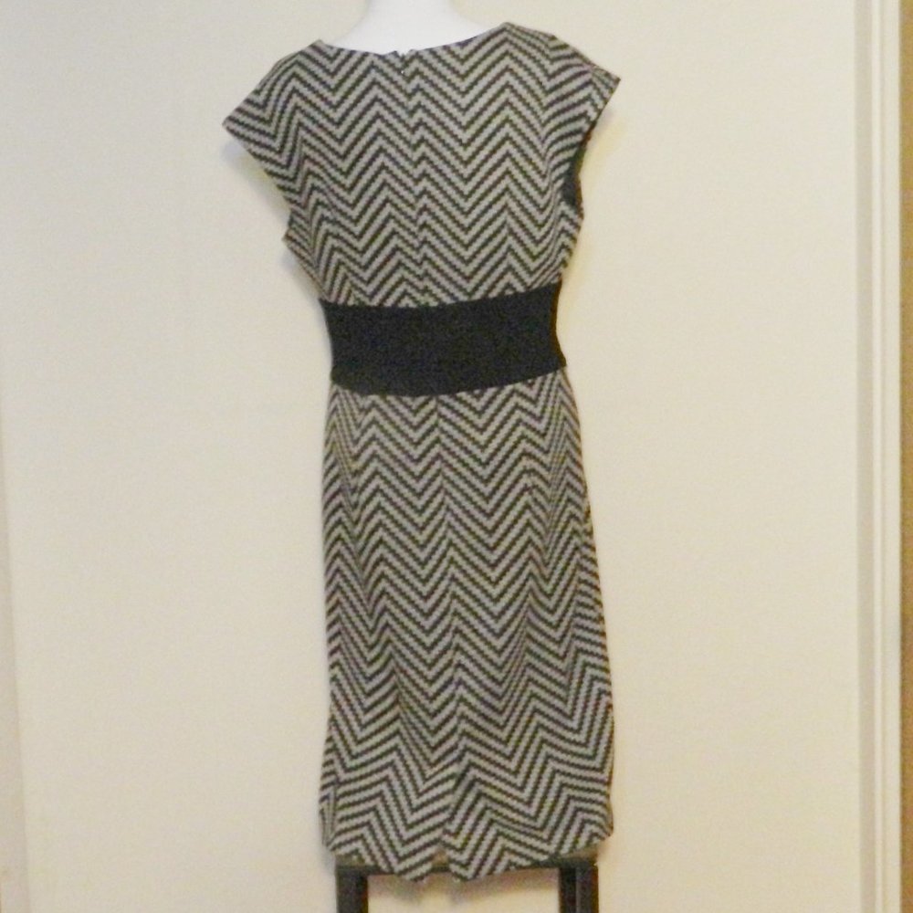 Trina Turk Textured V-Neck Lined Dress Sz 8 - Picture 4 of 6